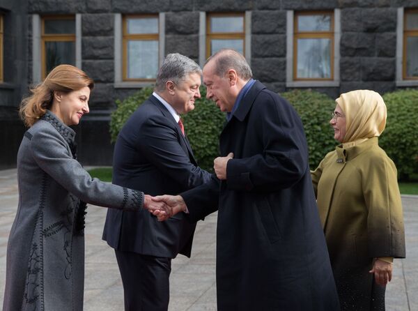 Các Tổng thống Erdogan (Thổ Nhĩ Kỳ) và Poroshenko (Ukraina) cùng phu nhân trong cuộc họp chính thức ở Kiev. - Sputnik Việt Nam