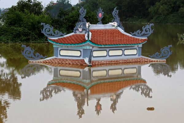 Ngôi chùa bị ngập nước ở vùng ngoại vi Hà Nội. - Sputnik Việt Nam