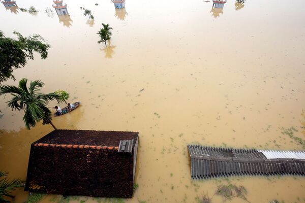 Một ngôi làng bị nhấn chìm gần như hoàn toàn trong nước lụt. - Sputnik Việt Nam