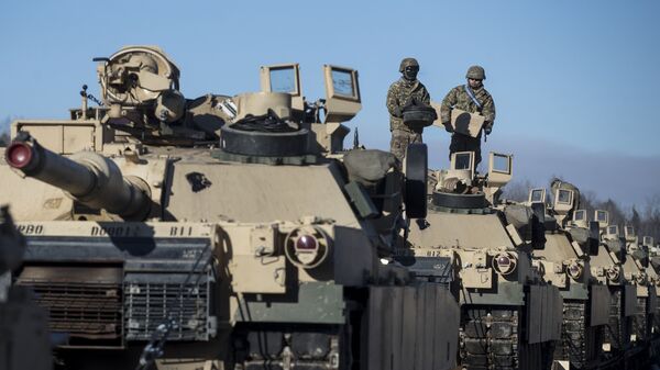 Lính Mỹ chuẩn bị xe tăng Abrams để dỡ xuống nhà ga xe lửa ở Litva - Sputnik Việt Nam