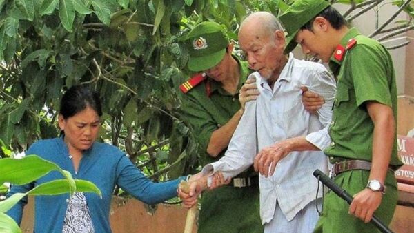 Ông Thà rời phòng xử án với sự giúp đỡ của con dâu và hai cảnh sát tư pháp - Sputnik Việt Nam