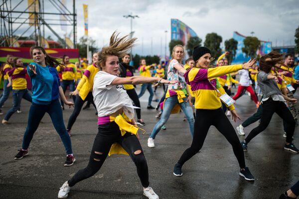 Các thành viên tham gia Festival Thanh niên và Sinh viên thế giới lần thứ XIX trên sân thể thao «Tuổi trẻ thế giới sẵn sàng lao động và bảo vệ Tổ quốc» trong Công viên Olympic ở Sochi. - Sputnik Việt Nam