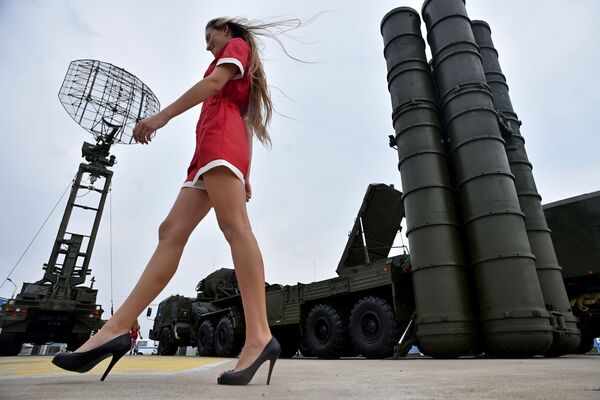 Tháng Tám 2014. Cô gái bên tổ hợp S-400 “Triumph”  trong Triển lãm quân sự “Oboronexpo-2014” ở khu vực Matxcơva. - Sputnik Việt Nam