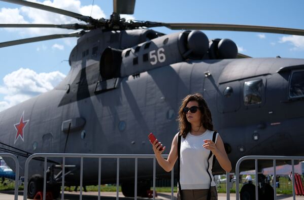 Cô gái và mãy bay trực thăng Mi-26. - Sputnik Việt Nam