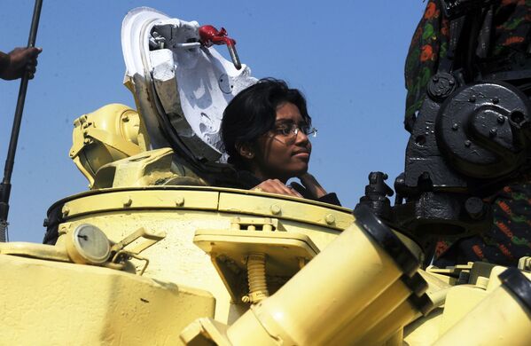 2012. Cô gái và  chiếc xe tăng T-72 tại  Triển lãm vũ khí của quân đội Ấn Độ ở Calcutta. - Sputnik Việt Nam