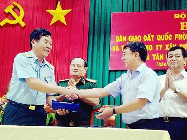 Đại diện Bộ Quốc phòng và TP.HCM ký kết biên bản bàn giao đất. Đại diện Bộ Quốc phòng và TP.HCM ký kết biên bản bàn giao đất. - Sputnik Việt Nam
