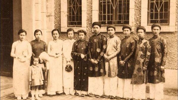 Bà Tý (thứ 3 từ bên trái sang) trong đám cưới một người bạn (Ảnh: Ông Nguyễn Lân Bình cung cấp) - Sputnik Việt Nam