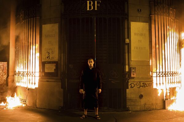 Piotr Pavlensky, họa sỹ người Nga đã đốt tòa nhà Ngân hàng Pháp tại Paris - Sputnik Việt Nam