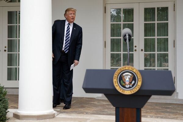 Tổng thống Hoa Kỳ Donald Trump tiếp phóng viên trong Vườn hồng của Nhà Trắng ở Washington - Sputnik Việt Nam
