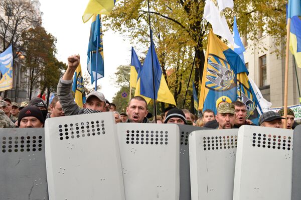 Những người tham gia hành động phản đối gần tòa nhà Verkhovnaya Rada Ukraina ở Kiev - Sputnik Việt Nam