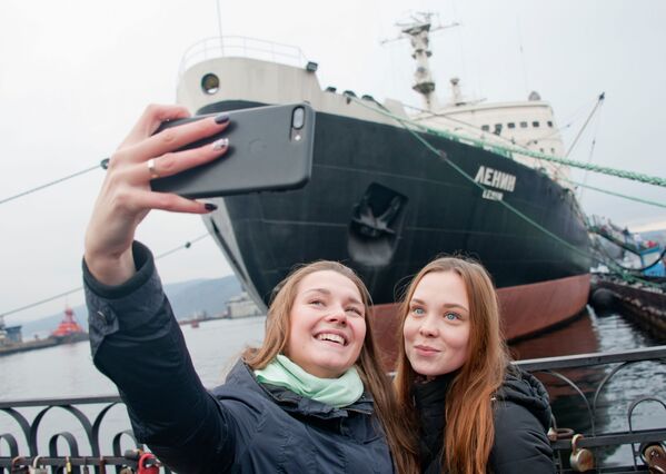 Hai cô gái chụp ảnh selfie trên nền tàu phá băng Lenin ở Murmalsk - Sputnik Việt Nam