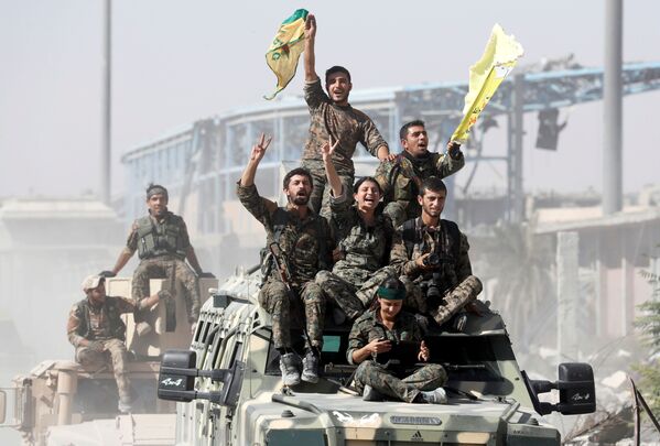 Binh lính của lực lượng dân chủ Syria kỷ niệm chiến thắng trước nhóm Daesh (bị cấm ở Nga) tại thành phố Raqqa ( Syria) - Sputnik Việt Nam
