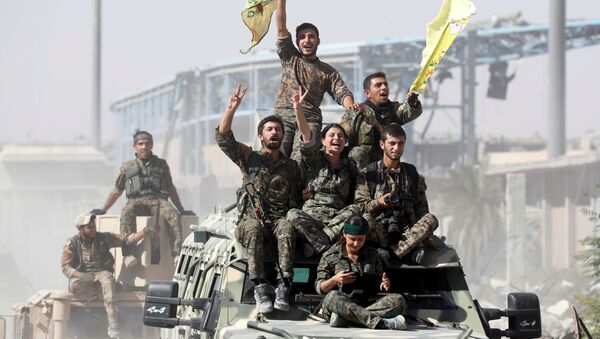 Binh lính của lực lượng dân chủ Syria kỷ niệm chiến thắng trước nhóm Daesh (bị cấm ở Nga) tại thành phố Raqqa ( Syria) - Sputnik Việt Nam