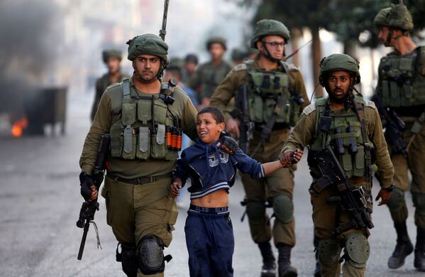 Lính Israel hộ tống trẻ em Palestine ở Hebron - Sputnik Việt Nam