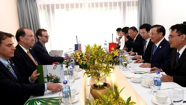 Bộ trưởng Tài chính Việt Nam Đinh Tiến Dũng, Chủ tịch APEC FMM, cũng làm việc với phái đoàn Mỹ, dẫn đầu là Thứ trưởng David Malpass. - Sputnik Việt Nam