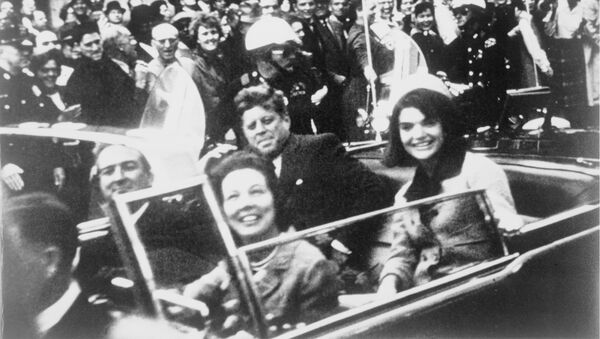 Джон Кеннеди рядом с женой Жаклин на заднем сидении президентского лимузина в день убийства в Далласе - Sputnik Việt Nam