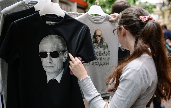 Khởi động bán T-shirt với hình ông Putin tại cửa hàng GUM Moskva - Sputnik Việt Nam