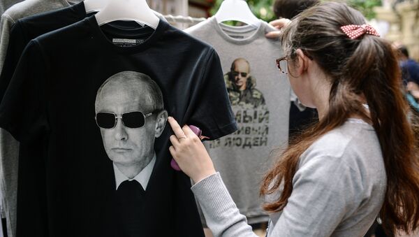 Khởi động bán T-shirt với hình ông Putin tại cửa hàng GUM Moskva - Sputnik Việt Nam
