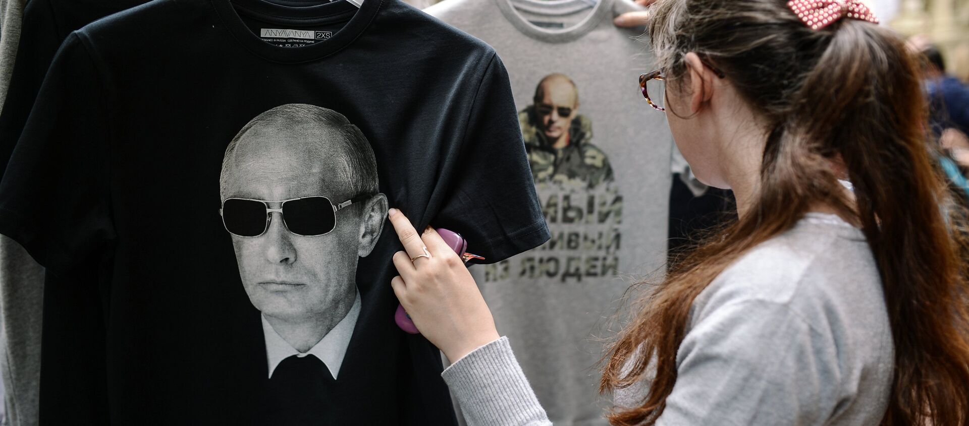 Khởi động bán T-shirt với hình ông Putin tại cửa hàng GUM Moskva - Sputnik Việt Nam, 1920, 08.10.2019
