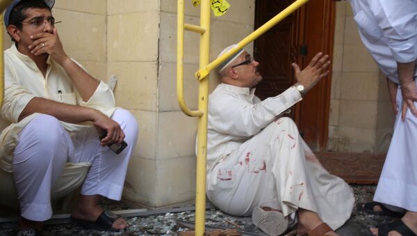 Những người đàn ông tại hiện trường vụ khủng bố nhà thờ Hồi giáo Shiite ở thành phố Kuwait - Sputnik Việt Nam