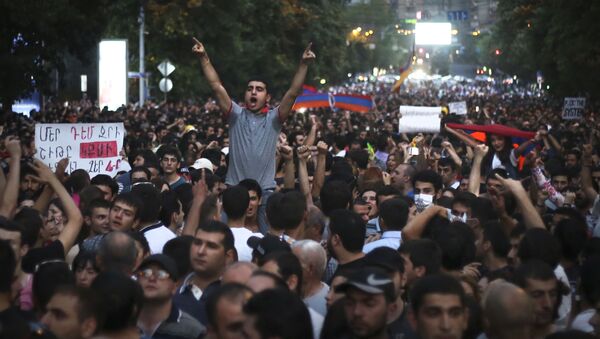 Cuộc biểu tình chống chính phủ phản đối việc tăng giá điện ở Erevan - Sputnik Việt Nam