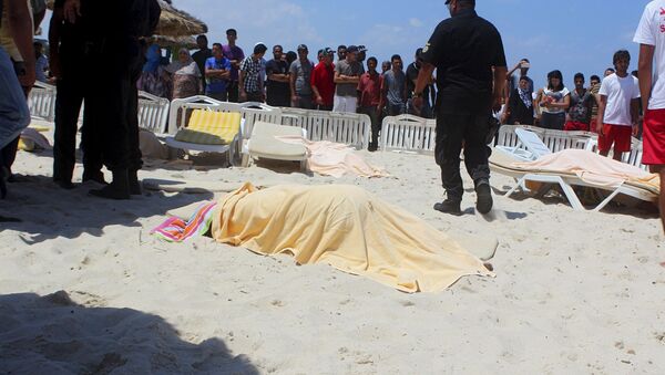 Thi thể khách du lịch trên bãi biển ở Sousse sau vụ tấn công - Sputnik Việt Nam