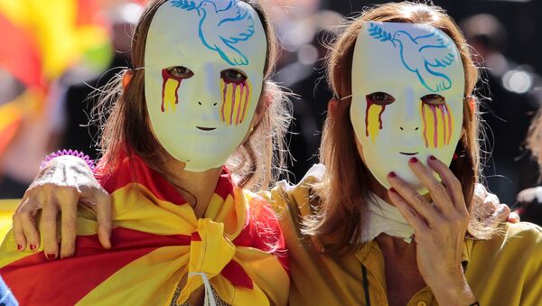 Женщины в масках во время митинга в защиту единства Испании в Барселоне - Sputnik Việt Nam