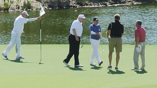 Tổng thống Hoa Kỳ Donald Trump chơi golf với Thủ tướng Nhật Bản Shinzo Abe - Sputnik Việt Nam