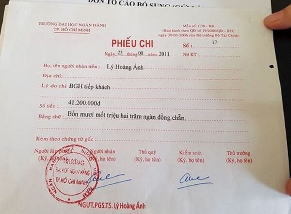 Phiếu chi ngày 25/8/2011, ghi mục đích là BGH tiếp khách với trị giá 41,2 triệu đồng Phiếu chi ngày 25/8/2011, ghi mục đích là BGH tiếp khách với trị giá 41,2 triệu đồng - Sputnik Việt Nam