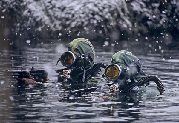 Các chiến sĩ đội biệt kích ngầm Hạm đội Phương Bắc thực hành nhiệm vụ chiến đấu tại Biển Barents. - Sputnik Việt Nam