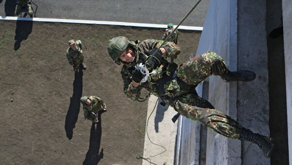 Lính đặc nhiệm Bộ Nội vụ LB Nga thực hành tấn công tòa nhà cao tầng. - Sputnik Việt Nam