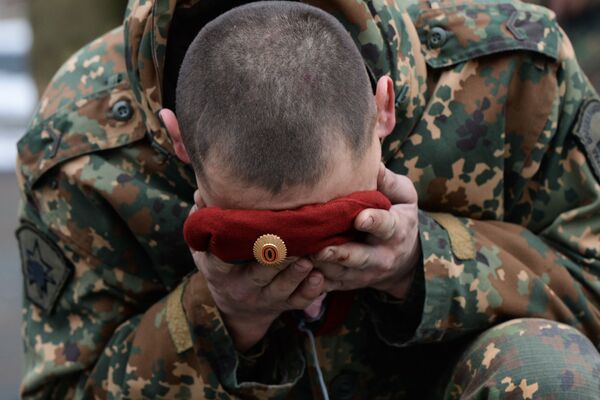 Chiến sĩ nhận mũ nồi, dấu hiệu đặc biệt của lực lượng đặc nhiệm Rosgvardia và Bộ Nội vụ LB Nga. - Sputnik Việt Nam