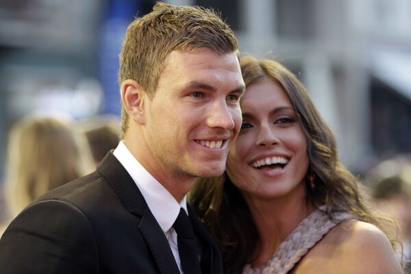 Năm 2012. Cầu thủ bóng đá Bosnia Edin Dzeko với  người mẫu Amra Silajdzic - vợ tương lai của anh - tại lễ khai mạc liên hoan phim Sarajevo lần thứ 18. - Sputnik Việt Nam