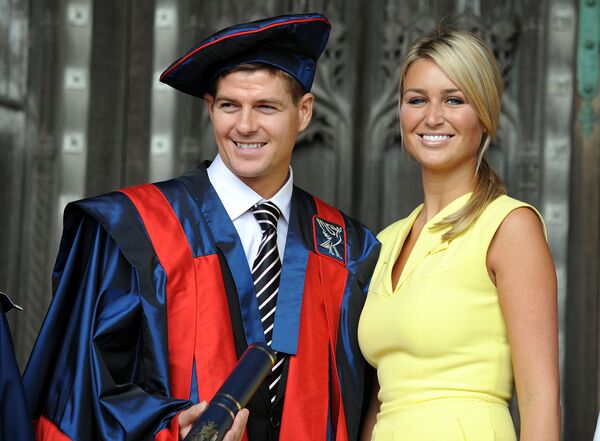 Cầu thủ của Liverpool và đội tuyển Anh Steven Gerrard cùng vợ, người mẫu Alex Curran. - Sputnik Việt Nam