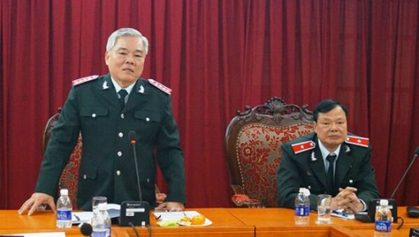 Tổng thanh tra Chính phủ Phan Văn Sáu (bìa trái) trong một cuộc làm việc với Cục chống tham nhũng. - Sputnik Việt Nam