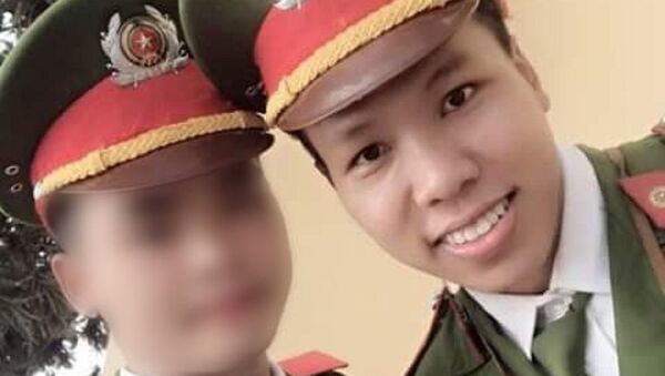 Lê Hoàng Phúc (phải) khi còn đang học tại Trường trung cấp Cảnh sát vũ trang - Sputnik Việt Nam