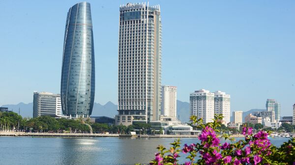 Sông Hàn và tòa nhà Trung tâm hành chính với lối kiến trúc hình tháp trụ tròn cao 175,5m là hai biểu tượng đăng trưng của Đà Nẵng, thành phố đăng cai Tuần lễ Cấp cao APEC 2017. - Sputnik Việt Nam
