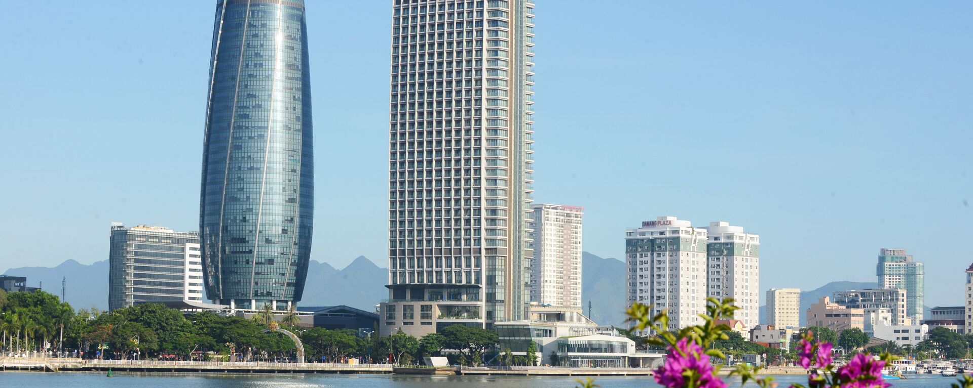 Sông Hàn và tòa nhà Trung tâm hành chính với lối kiến trúc hình tháp trụ tròn cao 175,5m là hai biểu tượng đăng trưng của Đà Nẵng, thành phố đăng cai Tuần lễ Cấp cao APEC 2017. - Sputnik Việt Nam, 1920, 16.12.2022