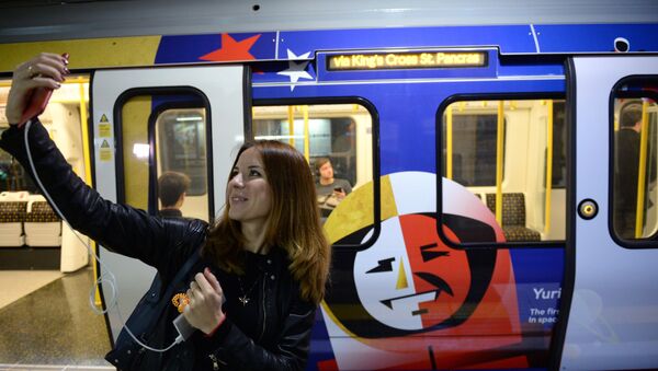 Khai trương đoàn tàu Trái tim Nga trong metro London - Sputnik Việt Nam