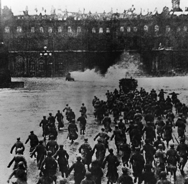 Cuộc tấn công  Cung điện Mùa đông ở Petrograd ngày 25 tháng 10 năm 1917. Cảnh trích từ bộ phim Tháng Mười của Sergei Eisenstein và Grigori Aleksandrov - Sputnik Việt Nam