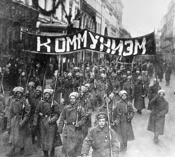 Đội ngũ binh sĩ cách mạng với phương châm Chủ nghĩa Cộng sản diễu hành trên phố Nikolskaya ở Matxcơva. Năm 1917 - Sputnik Việt Nam
