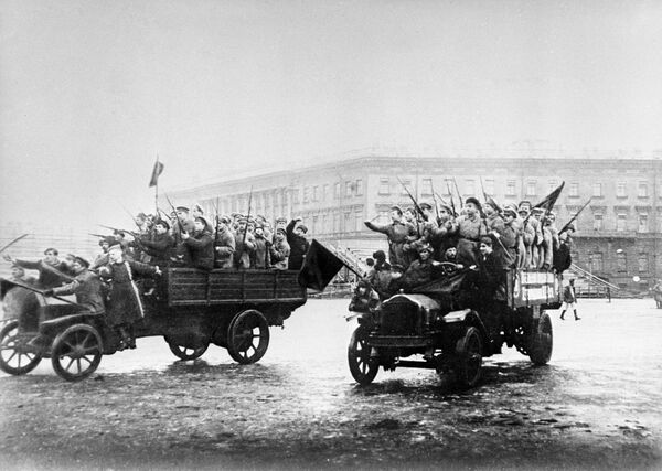 Đội thủy thủ vũ trang và binh lính kéo về Cung điện Mùa đông. Những ngày tháng 10 năm 1917 - Sputnik Việt Nam