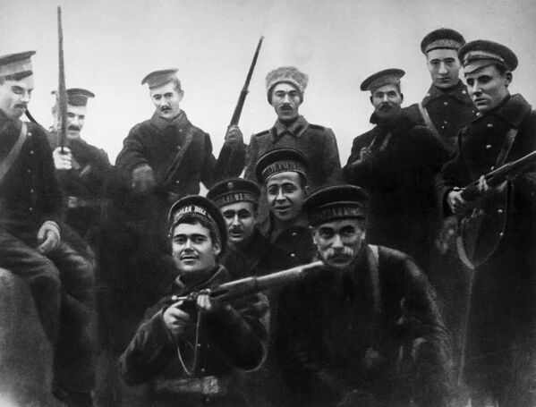 Các thủy thủ Baltic tham gia tấn công vào Cung điện Mùa đông ở Petrograd vào tháng 10 năm 1917 - Sputnik Việt Nam