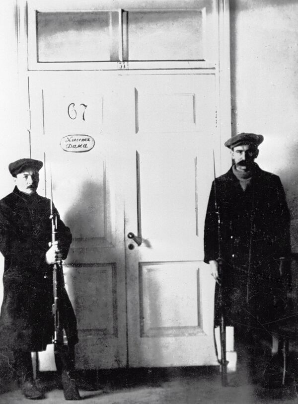 Lính gác bảo vệ văn phòng của V.I. Lenin ở Smolnyi. Petrograd. Năm 1917 - Sputnik Việt Nam