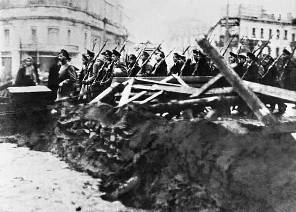 Các đội vũ trang học viên võ bị với tinh thần chống Bolshevik gay gắt trên đường phố Matxcơva.  Cách mạng tháng Mười. Năm 1917 - Sputnik Việt Nam