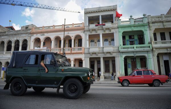 Xe jeep UAZ và xe LADA-1600 trên đường phố La Habana. - Sputnik Việt Nam