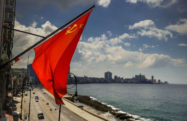 Cờ Liên Xô trên phố La Habana. - Sputnik Việt Nam