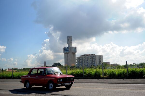 Xe LADA đi qua Đại sứ quán Liên bang Nga tại La Habana. - Sputnik Việt Nam