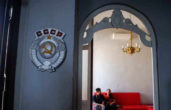 Quốc huy Liên Xô trong nhà hàng Chúc sức khoẻ! - Sputnik Việt Nam