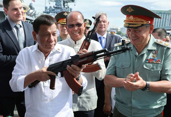 Tổng thống Philippines Rodrigo Duterte và Bộ trưởng Quốc phòng Nga Sergei Shoigu xem súng AK-47 - Sputnik Việt Nam